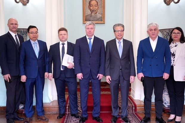 La delegación de Ulyanovsk y los encargados de la Embajada de Vietnam en Moscú. (Fotografía: VNA)