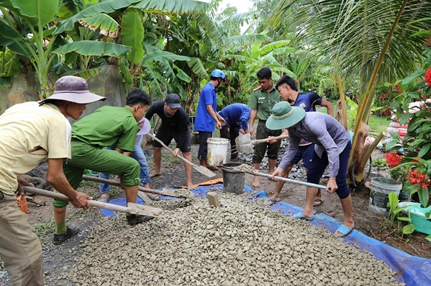 La policía y jóvenes voluntarios se unen a la construcción de casas de caridad para el pueblo jemer en la provincia de Soc Trang. (Fotografía: VNA)