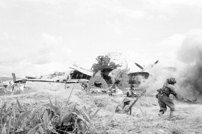 Unidades de choque vietnamitas al mando del héroe militar Nguyen Quoc Tri atacan el aeródromo de Muong Thanh. (Foto: VNA)