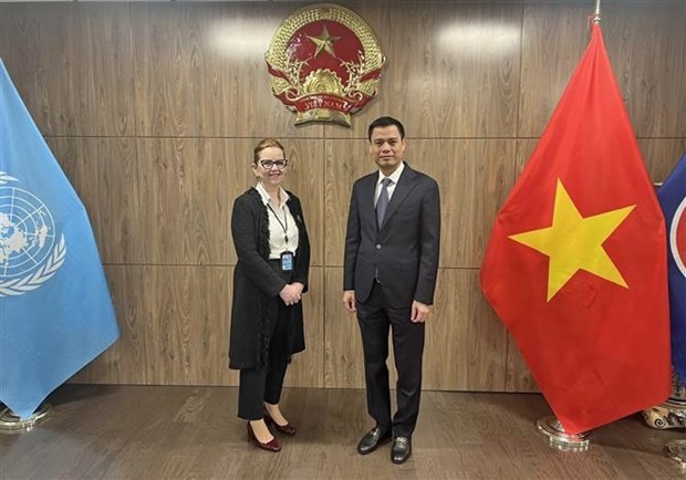 El embajador Dang Hoang Giang, jefe de la misión permanente de Vietnam ante las Naciones Unidas, y la directora del Organismo de Obras Públicas y Socorro de las Naciones Unidas para los Refugiados de Palestina en el Cercano Oriente, Greta Gunnarsdottir. (Fotografía: VNA)