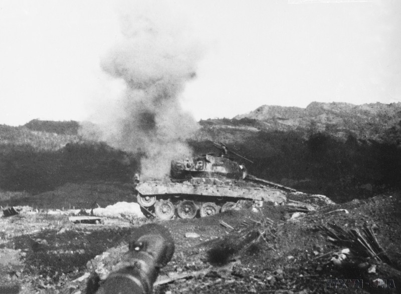Para proteger el aeropuerto de Muong Thanh, las tropas francesas envían para el contraataque tanques de 18 toneladas de carga, pero estos son alcanzados por la artillería vietnamita y se incendian. (Foto: VNA)