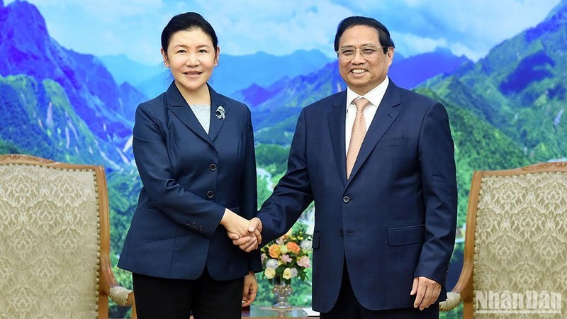 El primer ministro de Vietnam, Pham Minh Chinh, recibe a la ministra de Justicia de China, He Rong. (Fotografía: Nhan Dan)