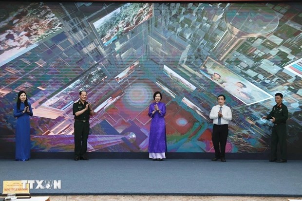 La directora general de la VNA, Vu Viet Trang (centro), y delegados en el acto de lanzamiento. (Fotografía: VNA)