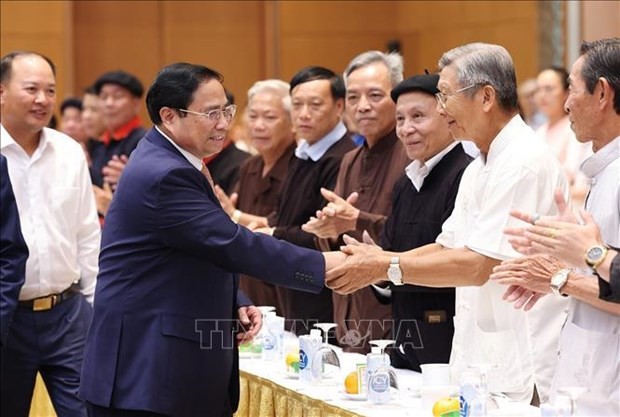 El primer ministro de Vietnam, Pham Minh Chinh, se reúne con delegación de patriarcas, jefes de aldea, artesanos y personalidades prestigiosas. (Fotografía: VNA)