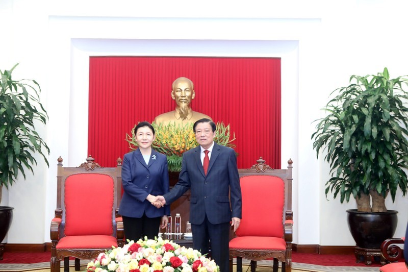 El miembro del Buró Político y del Secretariado del Comité Central del Partido Comunista de Vietnam y jefe de su Comisión de Asuntos Internos, Phan Dinh Trac, recibe a la ministra de Justicia de China, He Rong, (Fotografía: Nhan Dan)