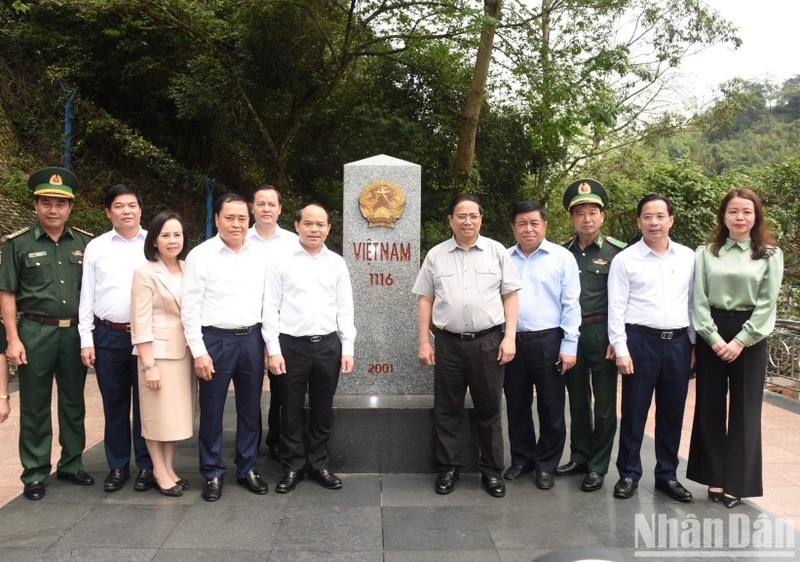 El premier visita el hito fronterizo 1116 en la puerta fronteriza internacional de Huu Nghi.