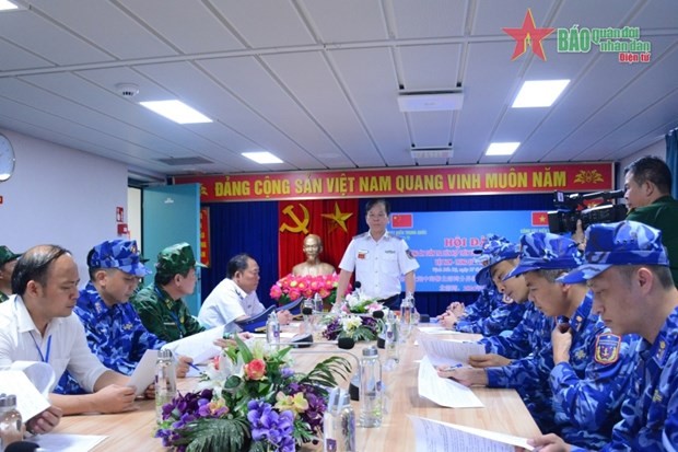 Una reunión para asignar tareas a los oficiales vietnamitas que se unen a la patrulla conjunta. (Fotografía: qdnd.vn)