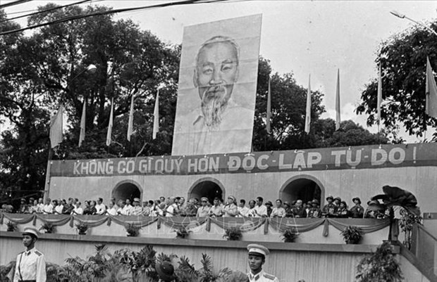 Millones de habitantes en Saigón acuden el 15 de mayo de 1975 a la plaza frente a la sede del Comité de Administración Militar municipal para asistir a la celeración de la victoria. El presidente Ton Duc Thang y numerosos dirigentes del Partido, el Gobierno y el Frente de la Patria de Vietnam asisten al evento. (Fotografía: VNA)