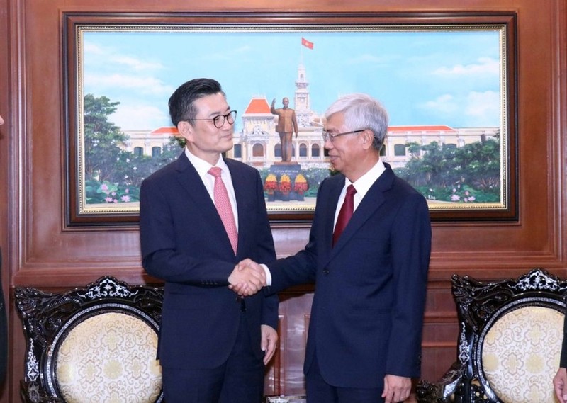 El vicepresidente del Comité Popular de Ciudad Ho Chi Minh Vo Van Hoan recibe a Kim Jeong-kee, director ejecutivo de la Secretaría de CityNet. (Fotografía: VNA)
