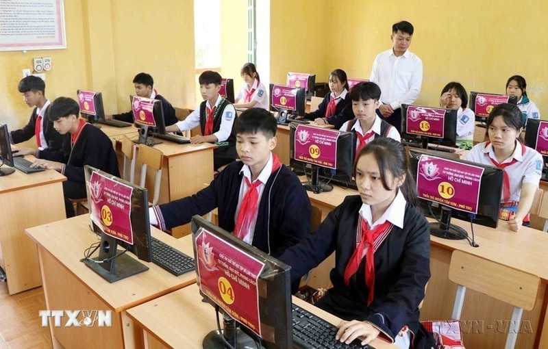 Clase informática en una escuela para estudiantes de las minorías étnicas en el distrito de Tan Son, de la provincia vietnamita de Phu Tho. (Fotografía: VNA)