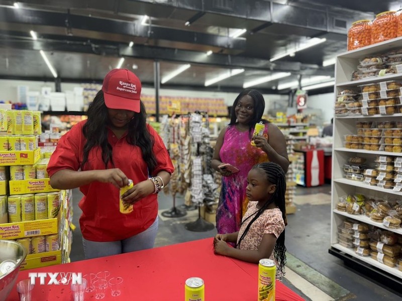 Clientes degustan la nueva bebida. (Fotografía: VNA)