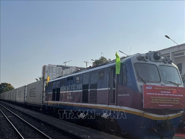 El tren intermodal internacional transporta productos agrícolas exportados desde Song Than, de la provincia de Binh Duong, Vietnam, hasta Zhengzhou, Henan, China. (Fotografía: VNA)
