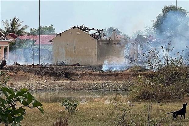 En el escenario de la explosión en la provincia camboyana de Kampong Speu el 27 de abril de 2024. (Fotografía: AFP)