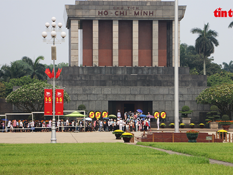 Visitantes al Mausoleo de Ho Chi Minh. (Fotografía: VNA)