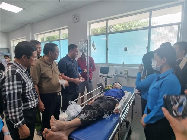 Las autoridades de Dong Nai visitan a víctimas del incidente. (Fotografía: VNA)