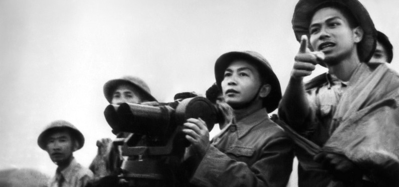 El general Vo Nguyen Giap observa una última vez el campo de batalla antes de disparar. (Foto: VNA)