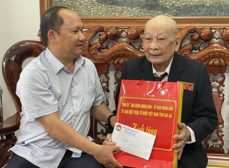 Rah Lan Chung, vicesecretario del Comité del Partido Comunista de Vietnam en Gia Lai, entrega regalos a un antiguo participante en la campaña de Dien Bien Phu. (Fotografía: Nhan Dan)