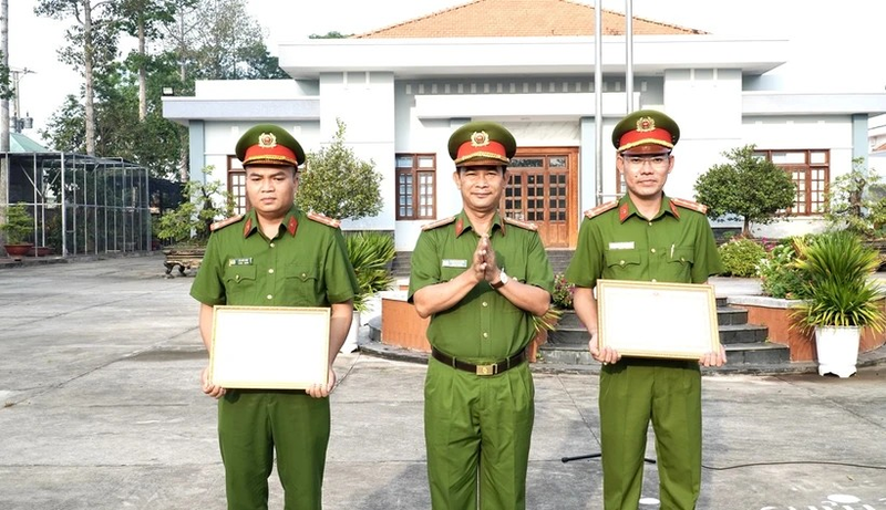 La entrega de certificados de méritos a dos capitanes de Long An. (Fotografía: Bao Long An)