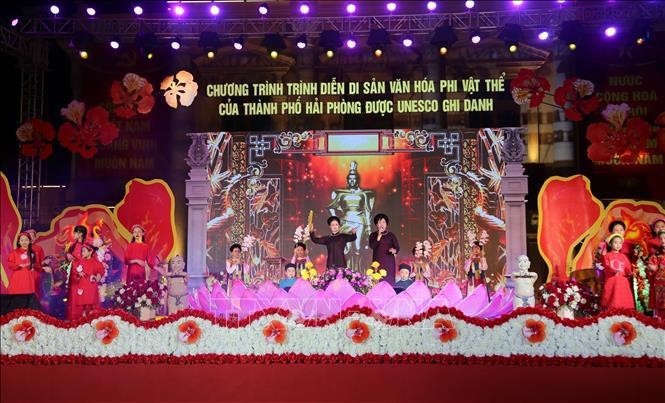 El programa de espectáculos que presenta los patrimonios culturales inmateriales reconocidos por la UNESCO en la ciudad de Hai Phong. (Fotografía: VNA)