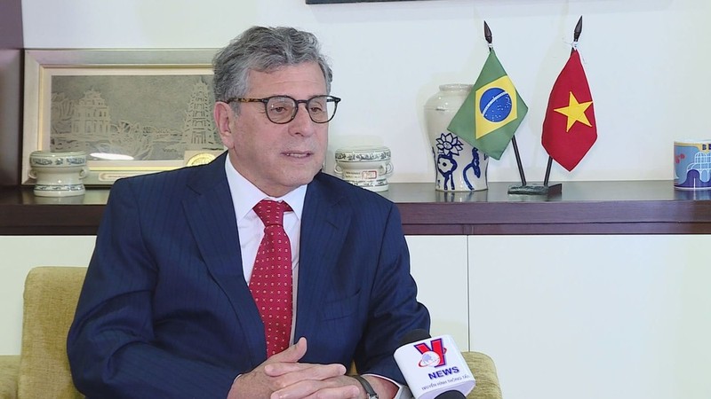 El embajador brasileño en Vietnam, Marco Farani, en la entrevista. (Fotografía: VNA)