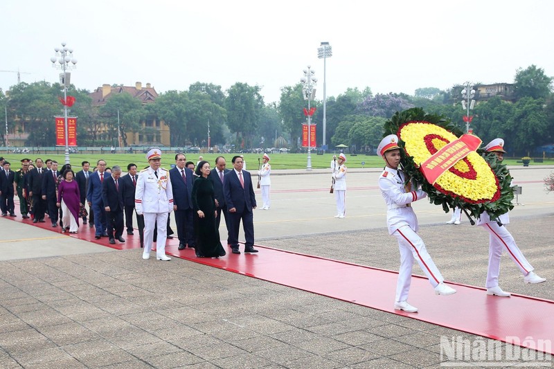 Una delegación de dirigentes del Partido, el Estado, la Asamblea Nacional, el Gobierno y el Frente de la Patria de Vietnam depositó hoy flores en el Mausoleo del Presidente Ho Chi Minh. (Fotografía: Nhan Dan)