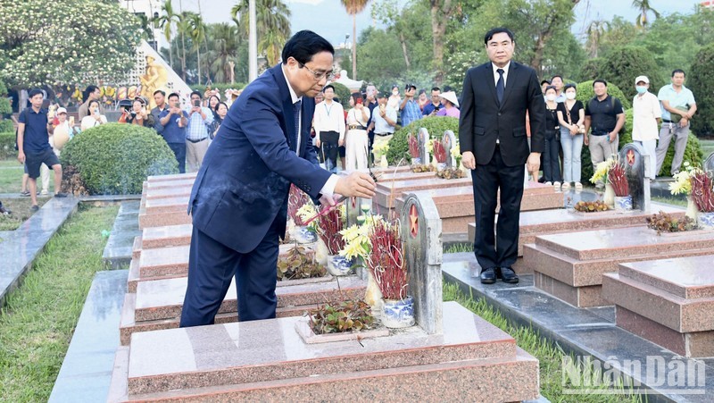 El primer ministro de Vietnam, Pham Minh Chinh, coloca inciensos en el Cementerio Nacional de los Mártires A1, en Dien Bien. (Fotografía: Nhan Dan)