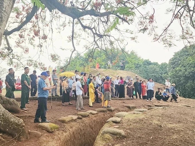 Los turistas visitan la colina A1 en el sitio especial de reliquia nacional del campo de batalla de Dien Bien Phu. (Fotografía: Saigon Giai Phong)