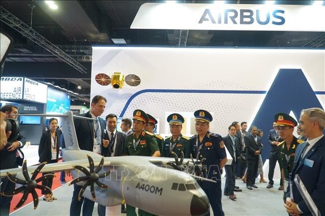 La delegación vietnamita visita el stand de Airbus en la exhibición. (Fotografía: VNA)