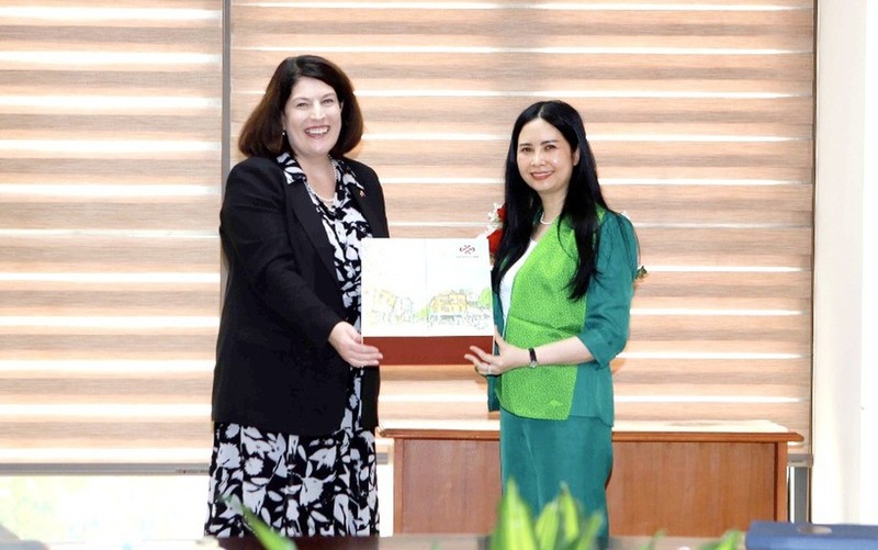 La vicepresidenta de la Unión de Mujeres de Vietnam Tran Lan Phuong y la profesora Wendy Umberger, directora general ejecutiva del Centro Australiano de Investigación Agrícola Internacional. (Fotografía: phunuvietnam.vn)