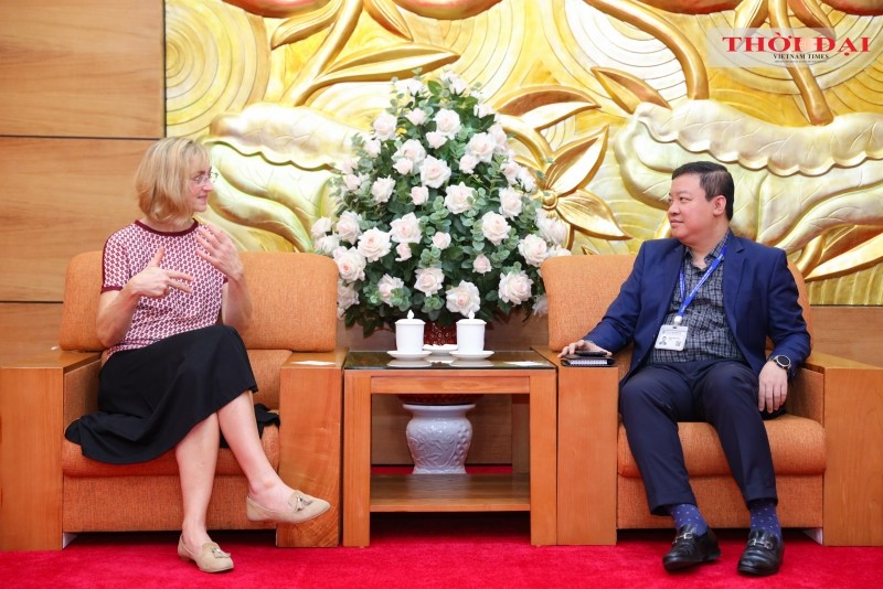 Reunión entre Nguyen Ngoc Hung, vicepresidente de la Unión de Organizaciones de Amistad de Vietnam, y Caroline Glowka, gerente de Miembros y Asociación de la Plataforma Global de Café. (Fotografía: thoidai.com.vn)