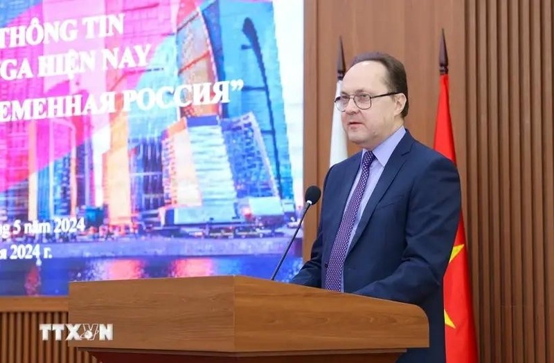 El embajador de Moscú en Hanói, Gennady Stepanovich Bezdetko, habla en el evento. (Fotografía: VNA)