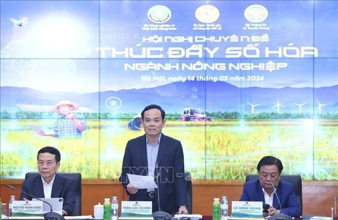 El viceprimer ministro vietnamita Tran Luu Quang habla en el evento. (Fotografía: VNA)