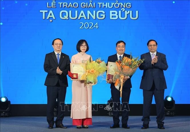 Entregan Premio Ta Quang Buu 2024 a dos científicos. (Fotografía: VNA)