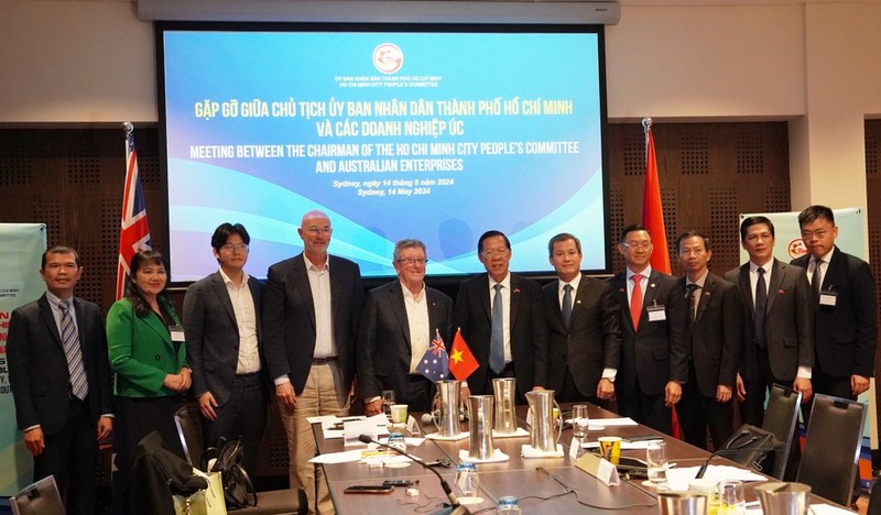 El presidente del Comité Popular de Ciudad Ho Chi Minh, Phan Van Mai, se reúne con los inversores australianos. (Fotografía: VNA)