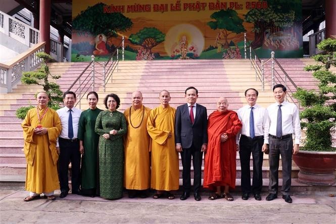 El vice primer ministro Tran Luu Quang felicita a dignatarios y monjes en la Oficina 2 de la Sangha Budista de Vietnam. (Fotografía: VNA)