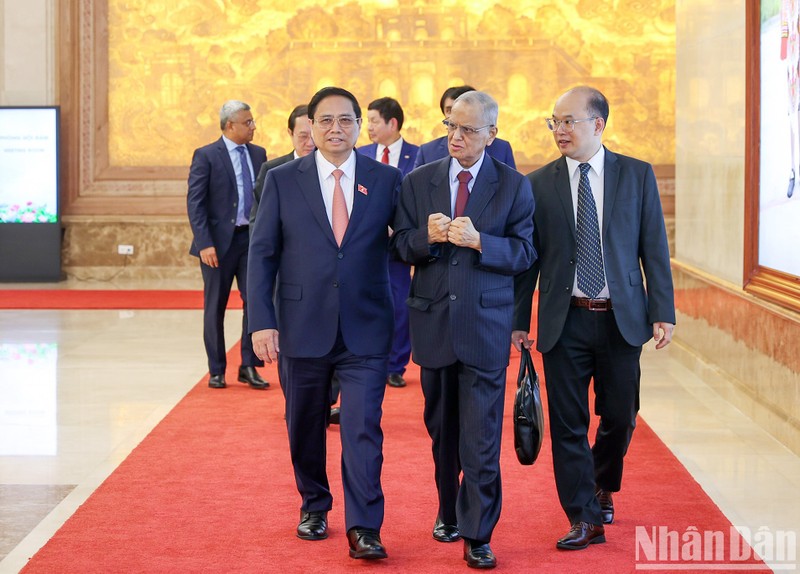 El primer ministro vietnamita, Pham Minh Chinh, y Nagavara Ramaroa Narayana Murthy, cofundador de Infosys. (Fotografía: Nhan Dan)