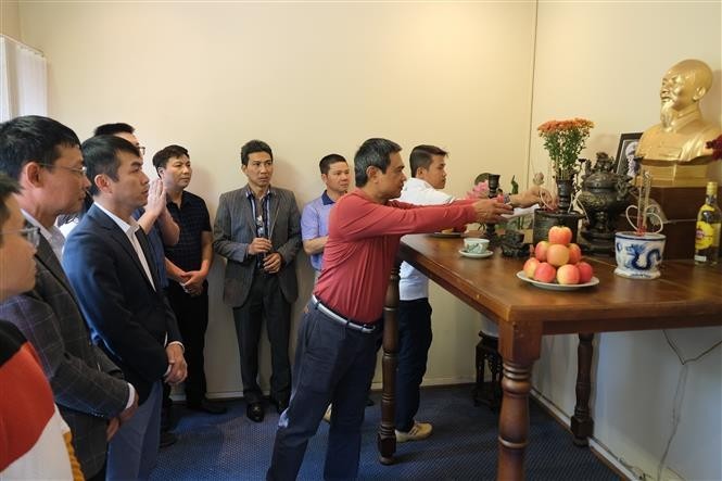 Empleados de la Embajada de Vietnam en Sudáfrica colocan inciensos en el altar dedicado al Presidente Ho Chi Minh. (Fotografía: VNA)