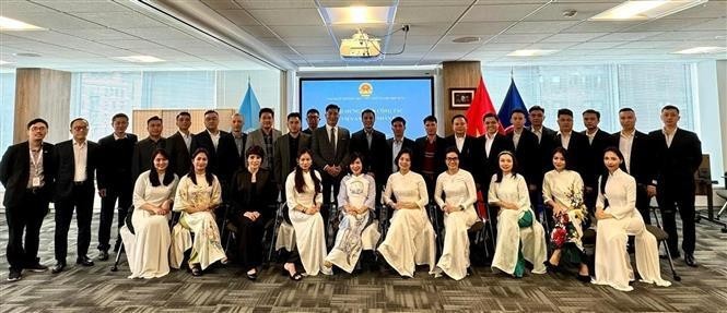 Dirigentes y personal de la misión vietnamita en la ONU y la delegación de la Academia de Seguridad Pública Popular. (Fotografía: VNA)