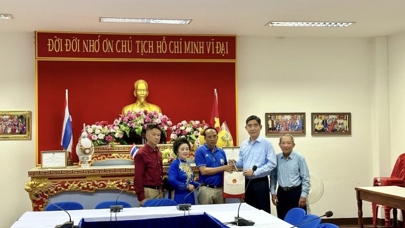 El embajador Pham Viet Hung (segundo desde la derecha) se reúne con compatriotas en Mukdahan. (Fotografía: thoidai.com.vn)