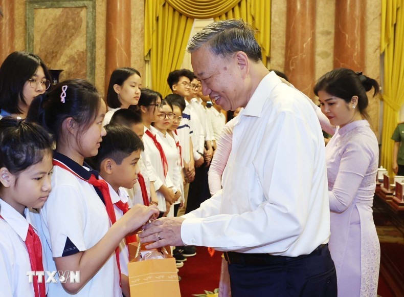 El presidente To Lam entrega regalos a los pequeños. (Fotografía: VNA)