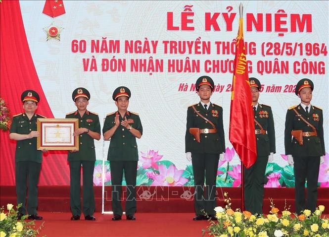Entrega de la Orden de Mérito de Primera Clase al Departamento de Relaciones Exteriores del Ministerio de Defensa de Vietnam. (Fotografía: VNA)