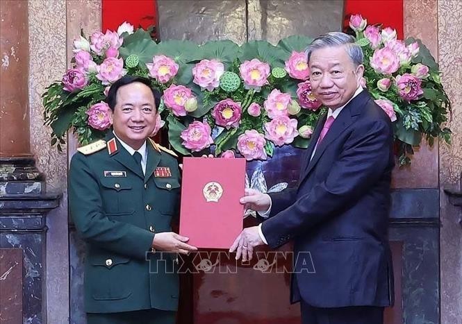 El presidente de Vietnam, To Lam (derecha), entrega la decisión sobre el nombramiento al coronel general Trinh Van Quyet como nuevo jefe de la Dirección General de Política del Ejército Popular de Vietnam. (Fotografía: VNA)