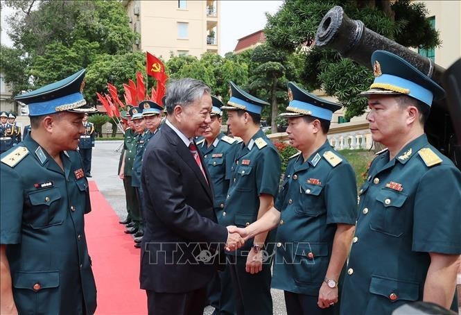 El presidente de Vietnam, To Lam, saluda a los oficiales de la Fuerza de Defensa Aérea-Antiaérea. (Fotografía: VNA)