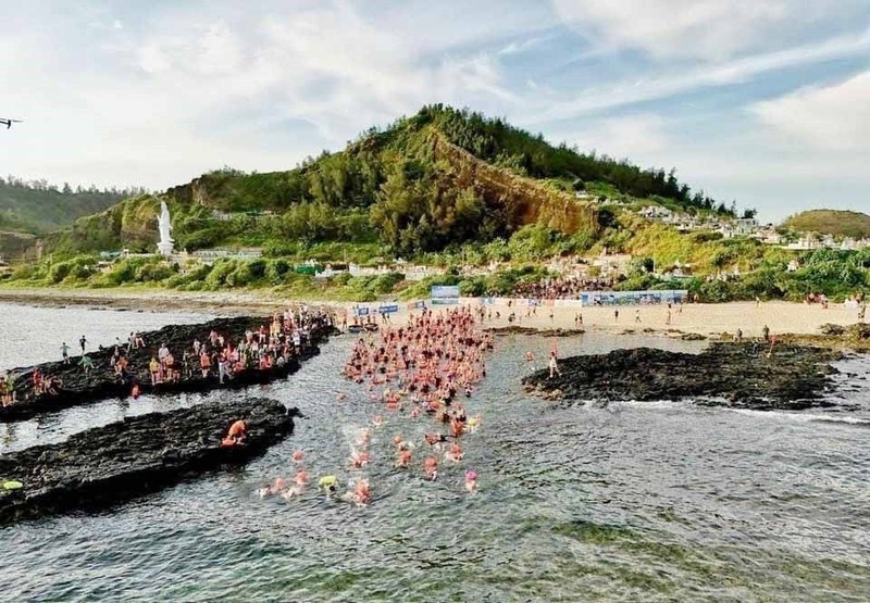 Los participantes nadan desde la isla Lon (grande) a la Be (pequeña). (Fotografía: VNA)