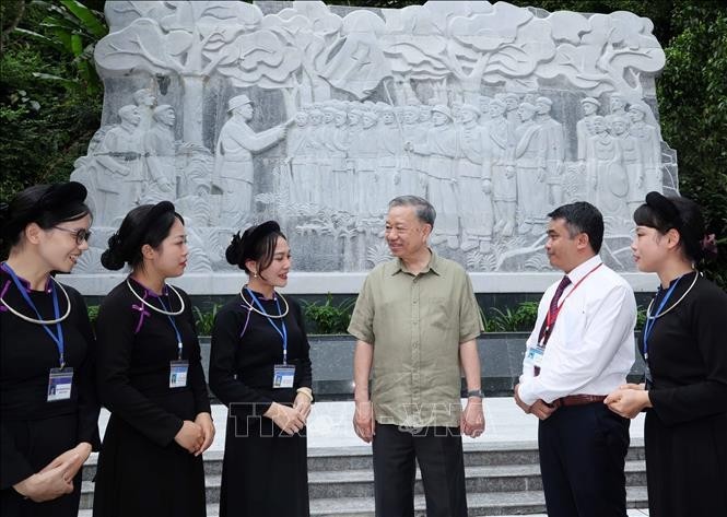 El presidente To Lam y representantes de minorías étnicas de Cao Bang en el relieve sobre 34 soldados de la Brigada de Propaganda Armada para la Liberación de Vietnam en la zona de reliquia nacional especial Bosque Tran Hung Dao. (Fotografía: VNA)