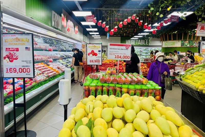 Los clientes compran en el supermercado LOTTE Mart. (Fotografía: VNA)