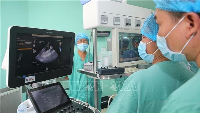 El equipo de médicos del Hospital Central de Hue dirige la realización de un trasplante de órganos procedentes de un donante con muerte cerebral en el Hospital Vietnam-Suecia en Uong Bi, provincia de Quang Ninh. (Fotografía: VNA)