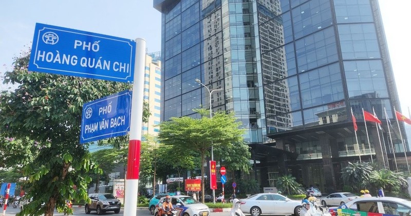 El sistema de seguimiento del tráfico se instalará en la intersección de las calles de Pham Van Bach y Hoang Quan Chi (distrito de Cau Giay). (Fotografía: hanoimoi.vn)