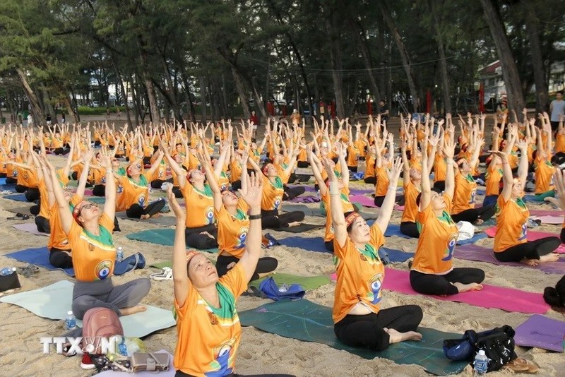 Más de 600 personas celebran el Día Internacional del Yoga en Binh Thuan. (Fotografía: VNA)