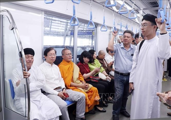 Representantes étnicos y religiosos prueban la primera línea de metro de Ciudad Ho Chi Minh. (Fotografía: VNA)